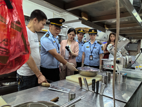 检查小龙虾半成品保存情况.jpg