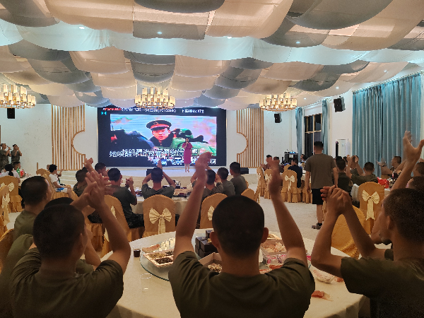 王凌湘为新兵们演唱歌曲 (2).jpg