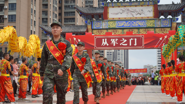 5.新兵们迈入“从军之门”.JPG