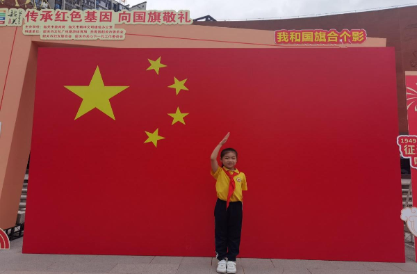 南雄市第一小学学生与国旗合影.png