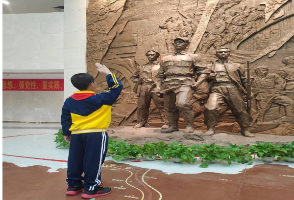 南雄市第一小学学生打卡红色地标.png