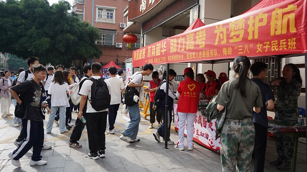 2在爱心驿站服务点为考生提供服务 (2).JPG
